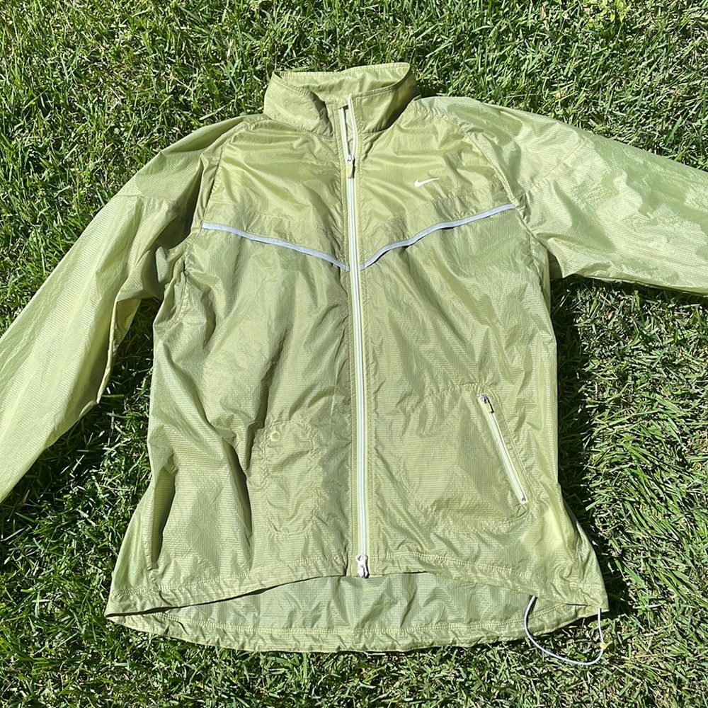 Nike running jacket with multiple pockets.